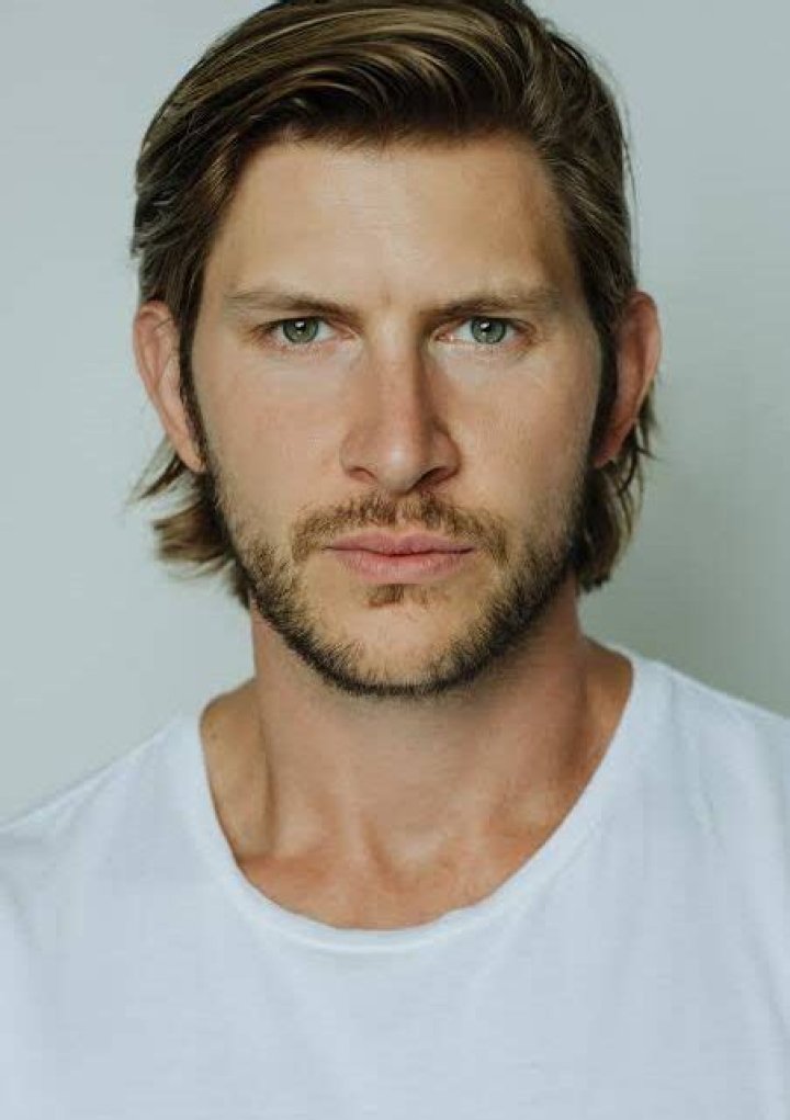 Greyston Holt Bio, Age, Height, Family, Fiance, Career, Movie, TV