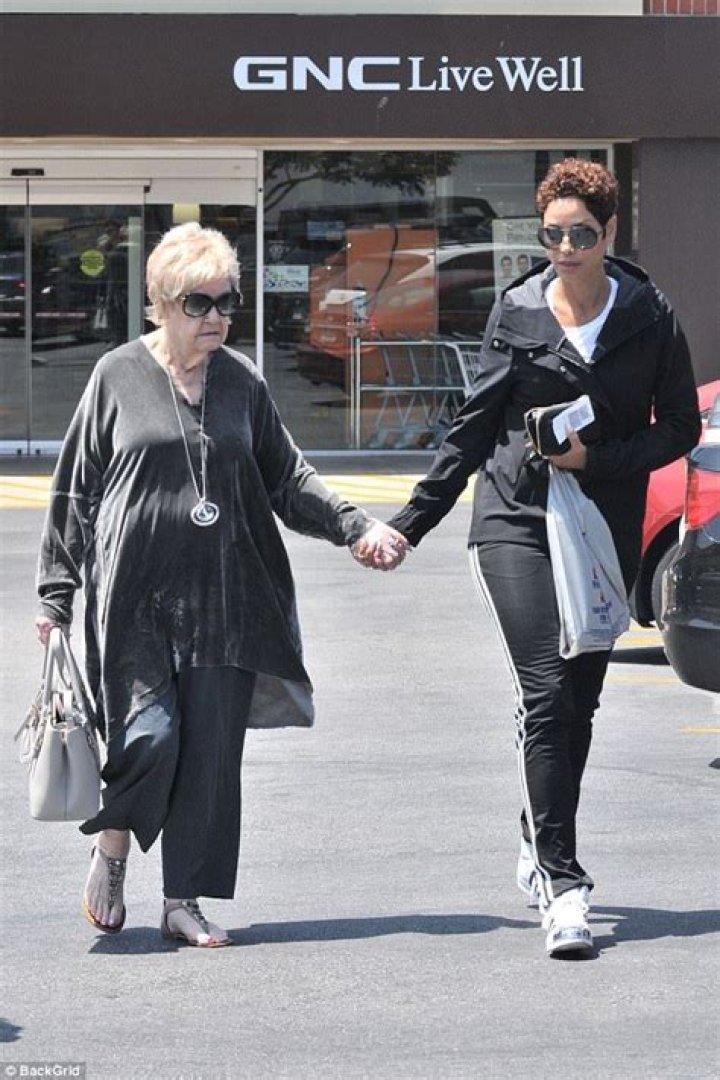 Nicole Murphy holds hands with fiancé Michael Strahan in Malibu